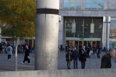 Berlin şehir merkezindeki insanlar.