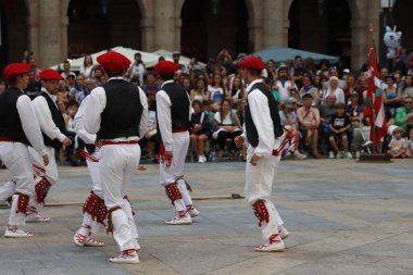 Bir sokak festivalinde Bask halk dansı
