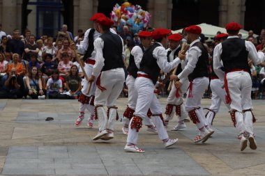 Bir sokak festivalinde Bask halk dansı