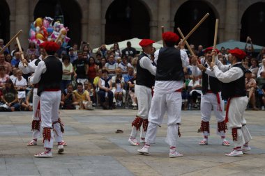 Bir sokak festivalinde Bask halk dansı