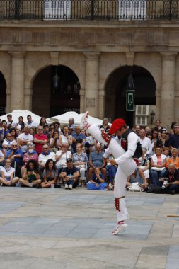 Bir sokak festivalinde Bask halk dansı