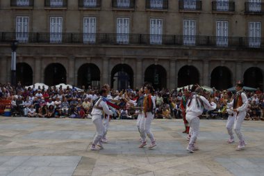 Bir sokak festivalinde Bask halk dansı