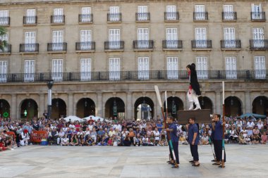 Bir sokak festivalinde Bask halk dansı