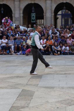 Bir sokak festivalinde Bask halk dansı