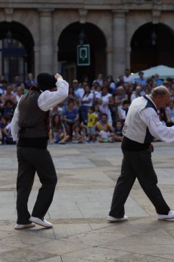 Bir sokak festivalinde Bask halk dansı