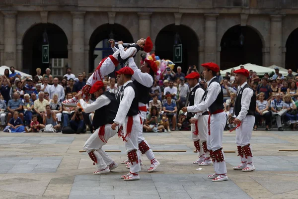 Bir sokak festivalinde Bask halk dansı