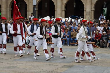 Bir sokak festivalinde Bask halk dansı