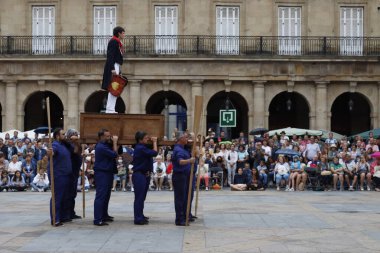 Bir sokak festivalinde Bask halk dansı