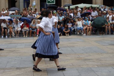 Bir sokak festivalinde Bask halk dansı