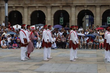 Bir sokak festivalinde Bask halk dansı