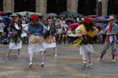 Bir sokak festivalinde Bask halk dansı
