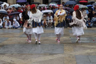 Bir sokak festivalinde Bask halk dansı