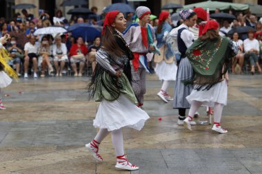 Bir sokak festivalinde Bask halk dansı
