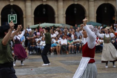 Bir sokak festivalinde Bask halk dansı