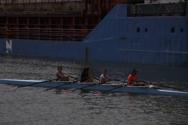Bilbao nehrinde kürek çekerken