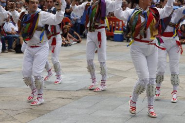 Açık hava festivalinde Bask halk dansı sergisi