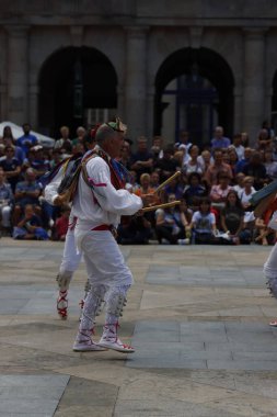 Açık hava festivalinde Bask halk dansı sergisi