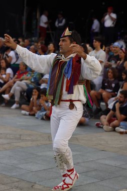 Açık hava festivalinde Bask halk dansı sergisi