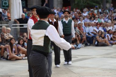 Açık hava festivalinde Bask halk dansı sergisi