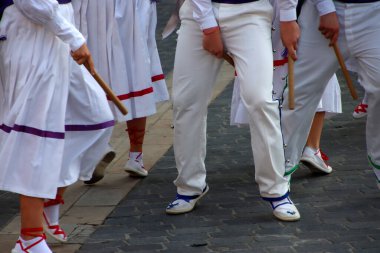 Halk festivalinde geleneksel bas dansı