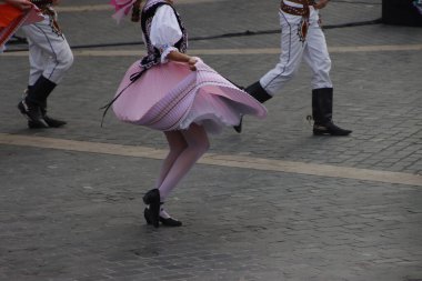 Slovak halk dansları sokakta
