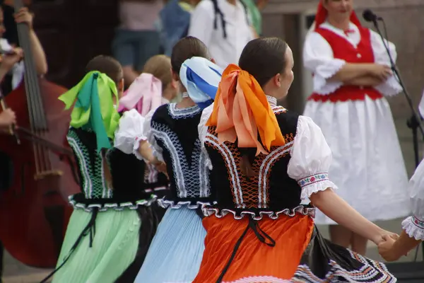 Slovak halk dansları sokakta