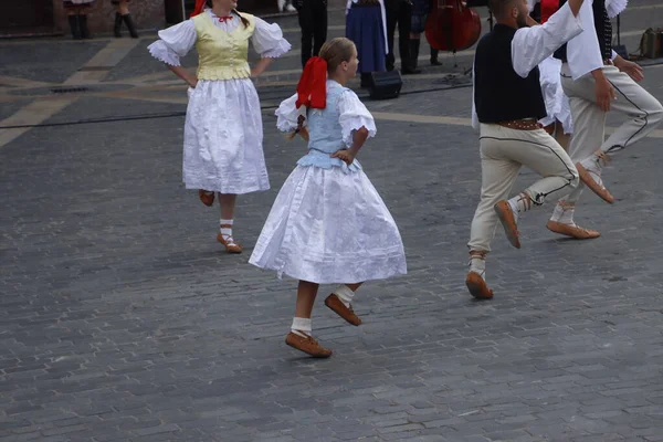 Slovak halk dansları sokakta