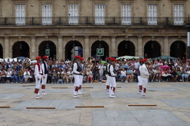 Sokakta Bask halk dansı festivali