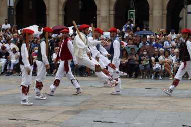 Sokakta Bask halk dansı festivali