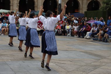 Sokakta Bask halk dansı festivali