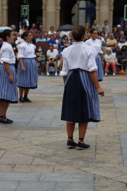 Sokakta Bask halk dansı festivali