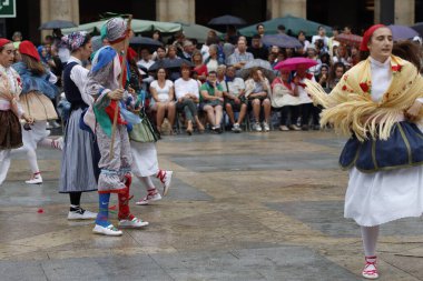 Sokakta Bask halk dansı festivali