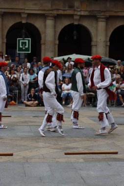 Sokakta Bask halk dansı festivali