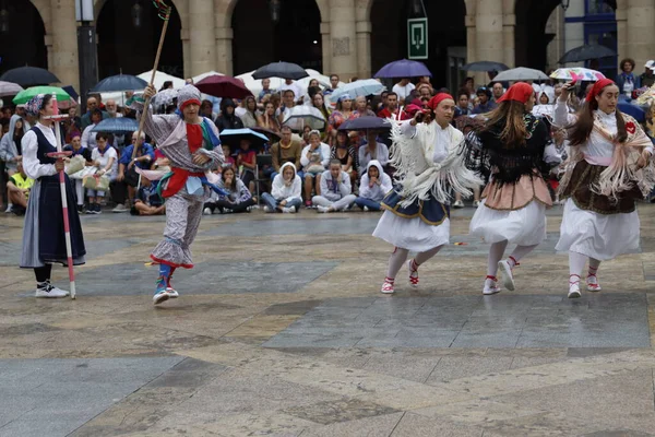 街头的巴斯克民间舞蹈节 — 图库照片