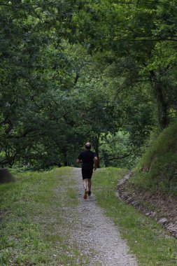 Ormanda koşan bir adam