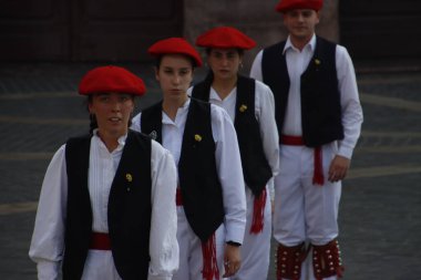 Bir sokak festivalinde Bask halk dansı