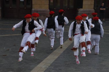 Bir sokak festivalinde Bask halk dansı