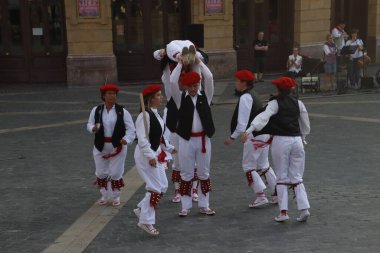 Bir sokak festivalinde Bask halk dansı