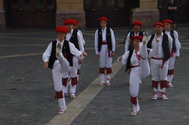 Bir sokak festivalinde Bask halk dansı