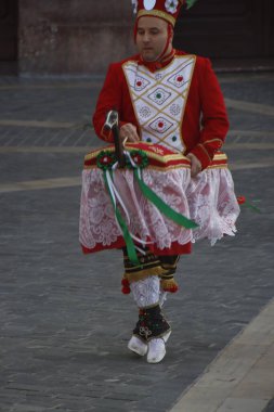 Bir sokak festivalinde Bask halk dansı