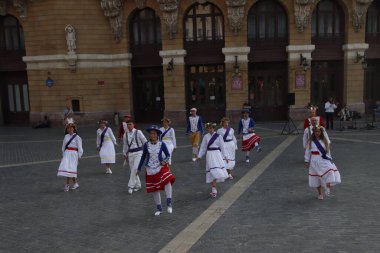 Bir sokak festivalinde Bask halk dansı