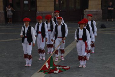 Sokak festivalinde Bask halk dansçıları