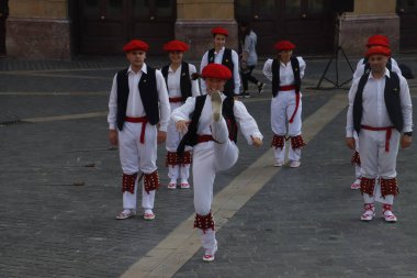 Sokak festivalinde Bask halk dansçıları
