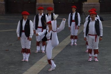 Sokak festivalinde Bask halk dansçıları