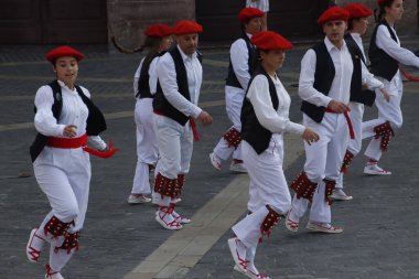 Sokak festivalinde Bask halk dansçıları