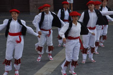 Sokak festivalinde Bask halk dansçıları