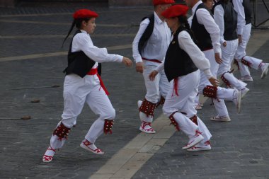 Sokak festivalinde Bask halk dansçıları