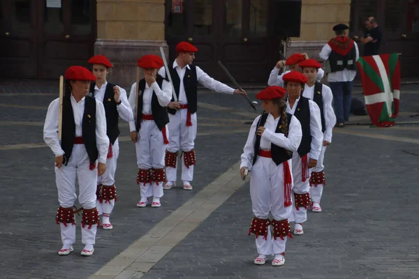 Баскские Народные Танцоры Уличном Фестивале — стоковое фото
