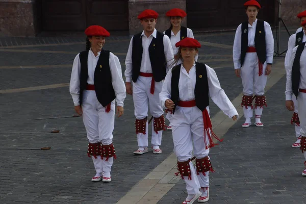 Баскські Народні Танцюристи Вуличному Фестивалі — стокове фото