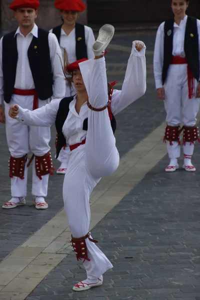 Baszk Néptáncosok Egy Utcai Fesztiválon — Stock Fotó